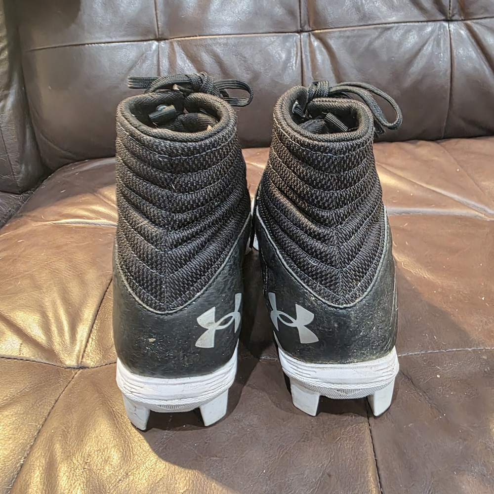 Under Armour Black Football Cleats - Picture 4 of 4